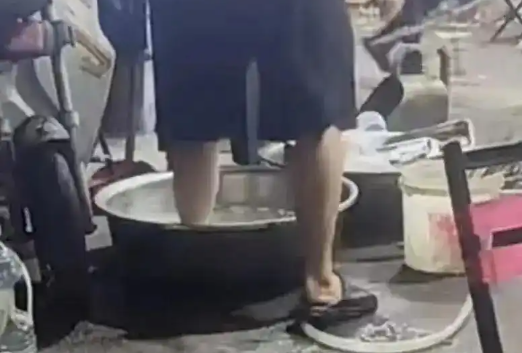 安徽一烧烤店员工在洗菜盆里涮脚
